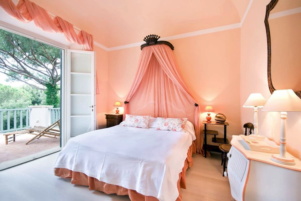 Большие спальни в персиковом цвете