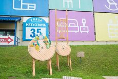Домашний очаг открыл перед своим зданием выставку с деревянными арт-объектами